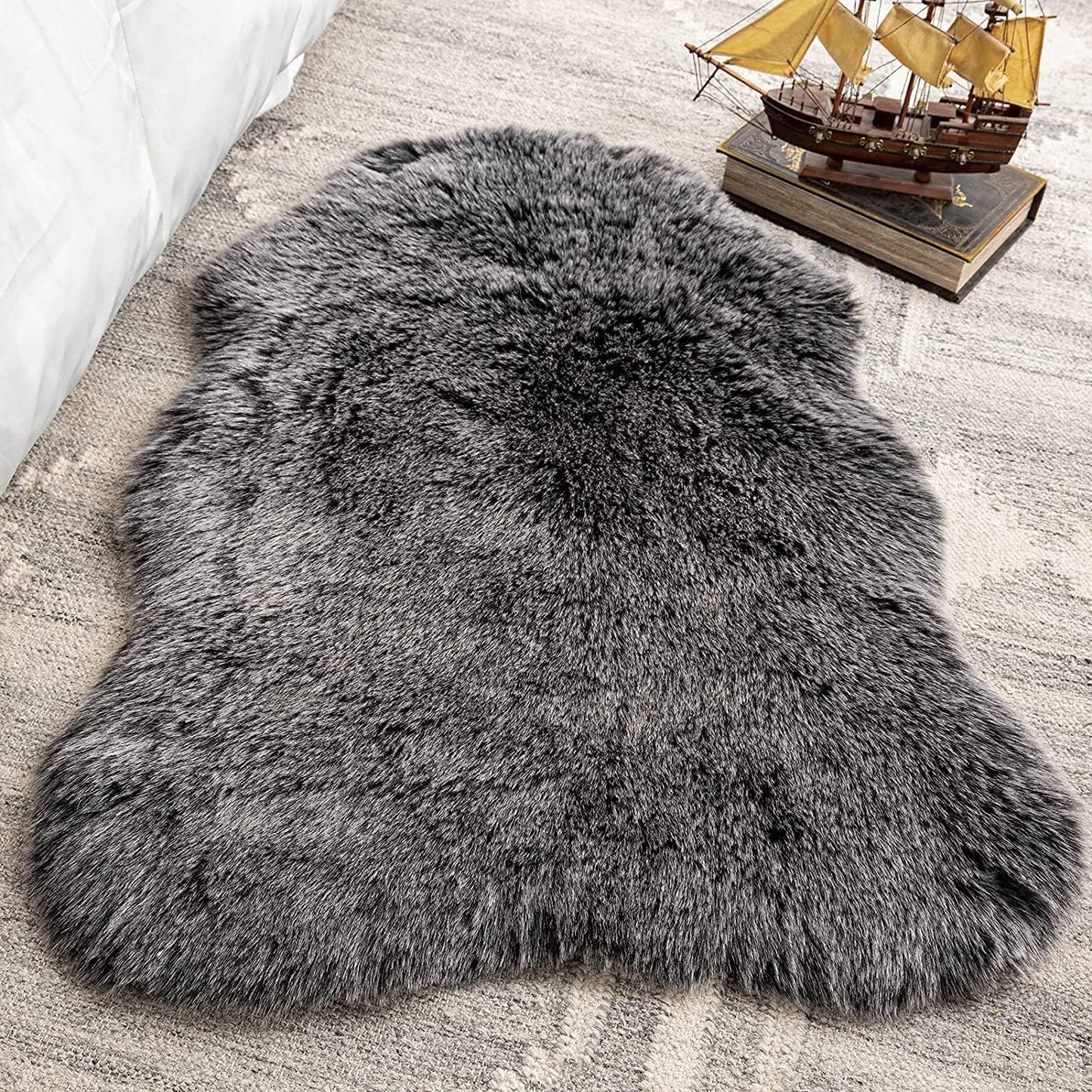 Faux Fur Rug, Fluffy Soft Faux Fox Fur Area Rugs for Bedroom Livingroom Kids Room Decor, Shaggy Fur Rugs Anti-Skid, Balck White, 2 X 3 Feet