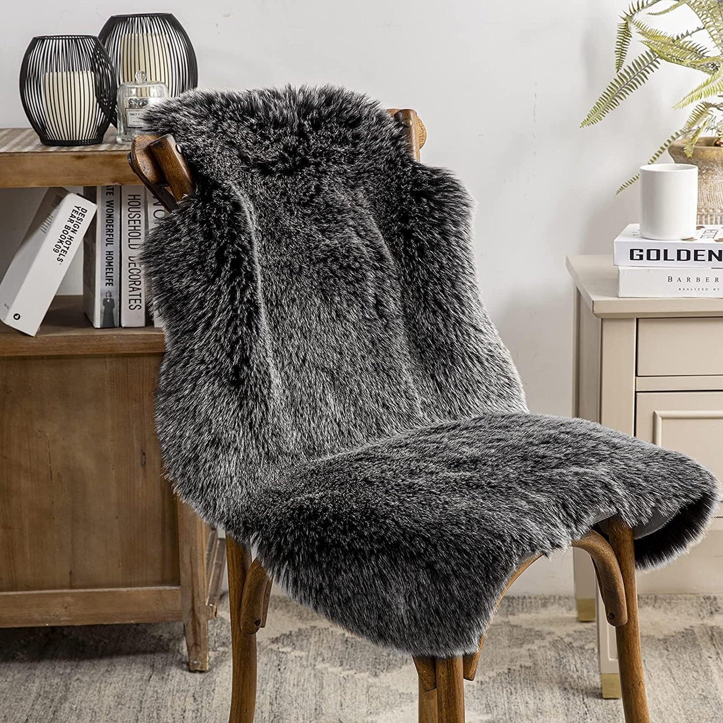 Faux Fur Rug, Fluffy Soft Faux Fox Fur Area Rugs for Bedroom Livingroom Kids Room Decor, Shaggy Fur Rugs Anti-Skid, Balck White, 2 X 3 Feet