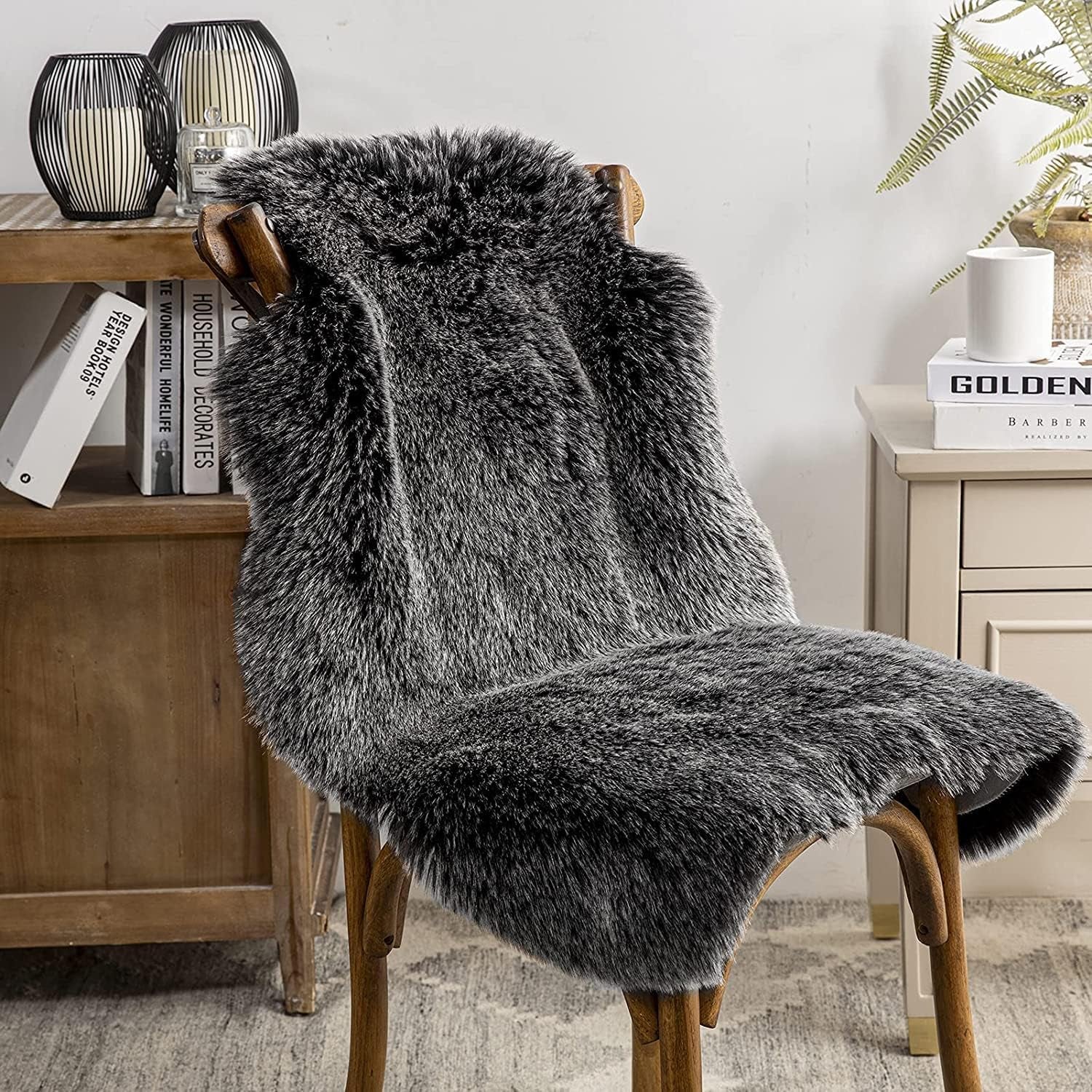 Faux Fur Rug, Fluffy Soft Faux Fox Fur Area Rugs for Bedroom Livingroom Kids Room Decor, Shaggy Fur Rugs Anti-Skid, Balck White, 2 X 3 Feet